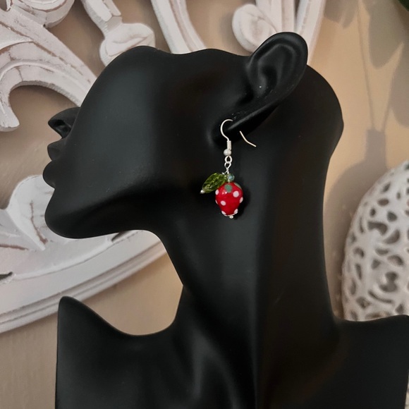 Lampwork glass strawberry beads handmade earrings - Picture 2 of 8